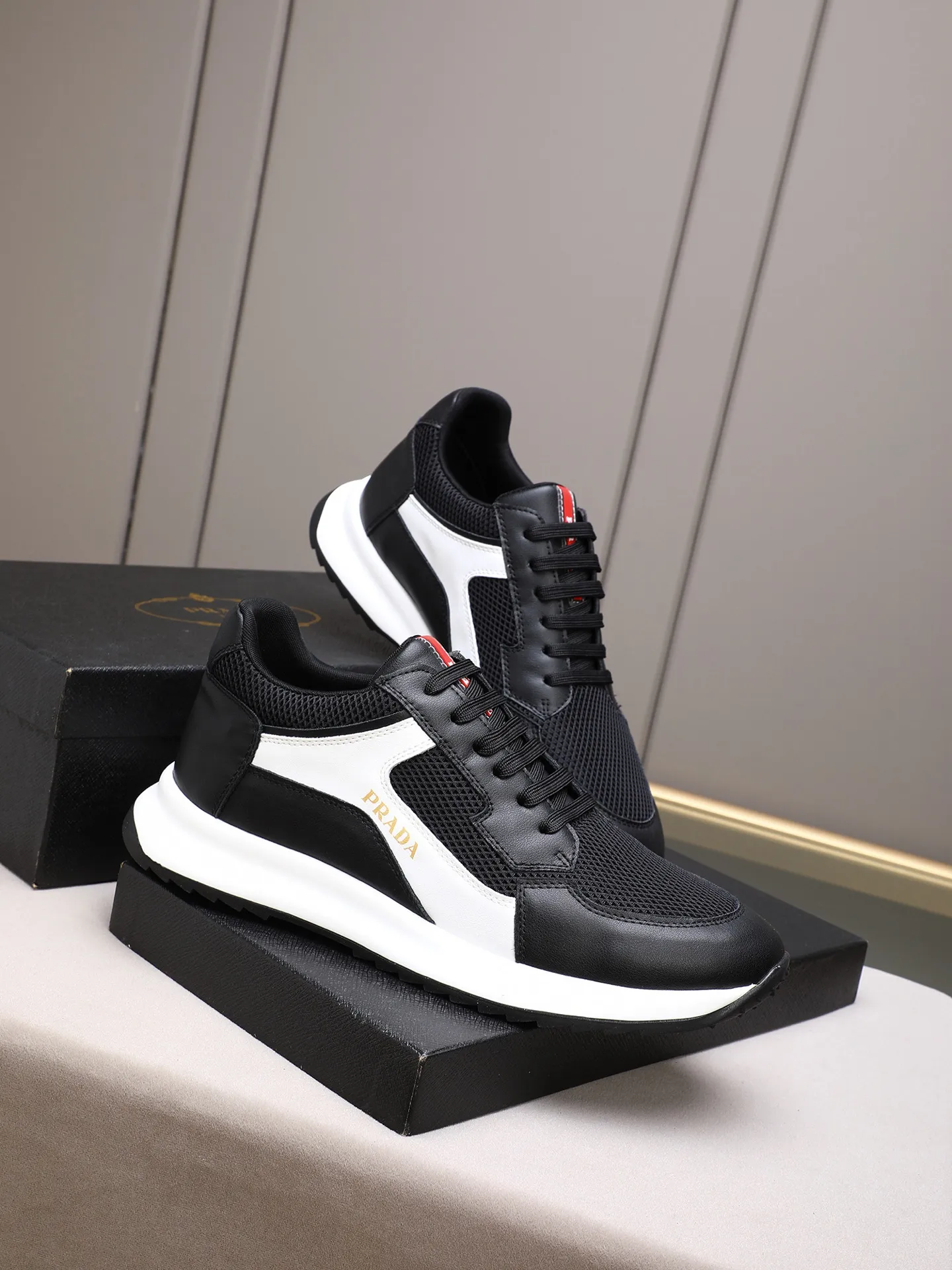 Men's shoes 💰460 Prada/Prada's new men's casual sports shoes, low-top lace-up sports shoes, fashionable and generous style, made of first-layer cowhide stitching and breathable mesh, soft, comfortable and breathable, tongue letter LOGO, finely crafted details, lightweight foam sole, fashionable and versatile! Size: 38-44 (45 customized)
